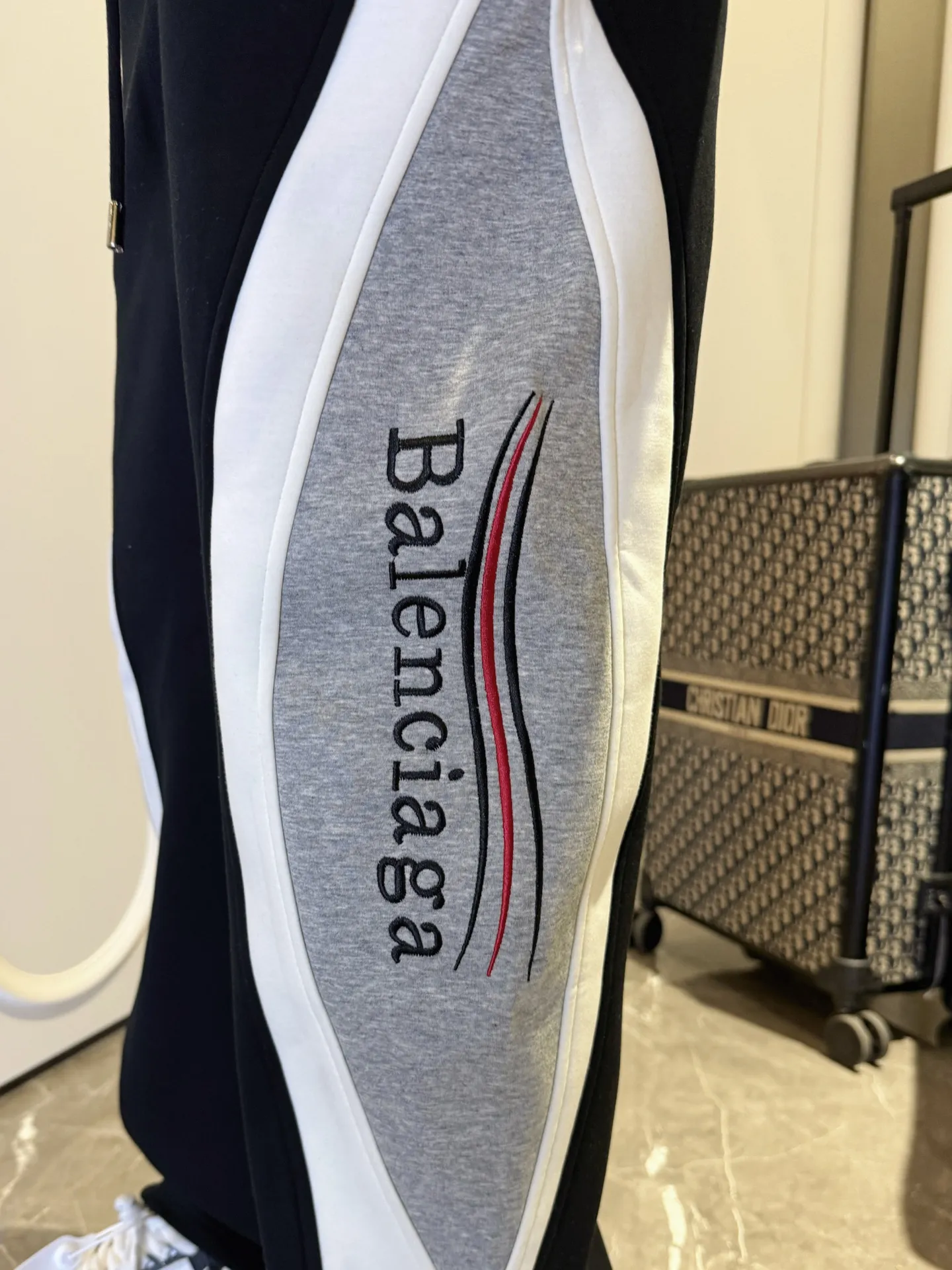 Balenciaga 🆕2026 Autumn and Winter New Arrival Casual Pants! The official website will be released simultaneously. Brand Classic LOGO casual pants, customized fabrics, excellent comfort and strong touch. Highly recognisable, perfect appearance and craftsmanship. Size:M-3XL